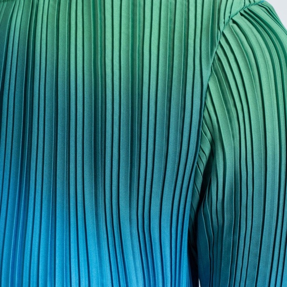 Arthur Apparel Box Pleat Crew Neck Midi Dress in Green Orb - Picture 5 of 10